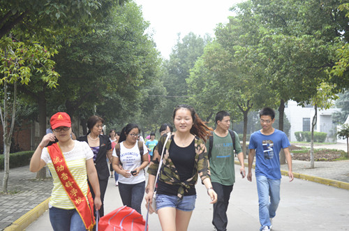 云顶yd2223线路检测志愿迎新服务展风采