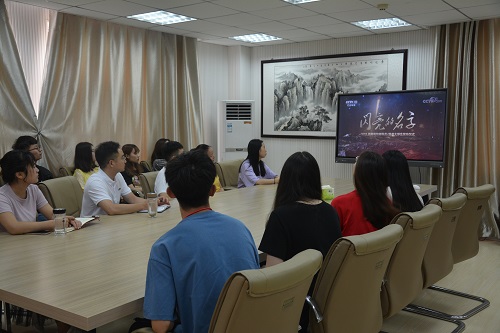 云顶yd2223线路检测组织师生观看2019年最美高校辅导员、老员工发布仪式