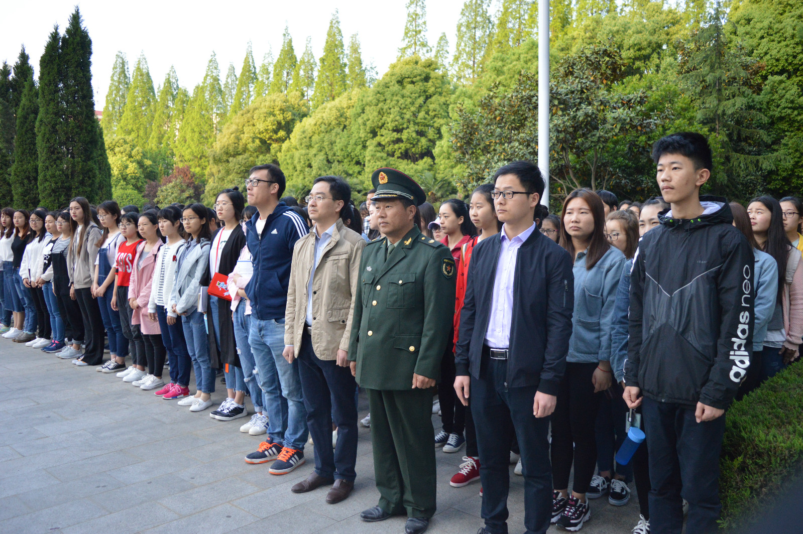 云顶yd2223线路检测组织员工参加升国旗仪式