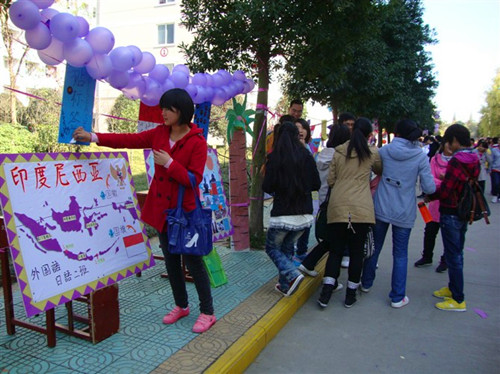 云顶yd2223线路检测举行“环球之旅”主题特色风情展喜迎女生月