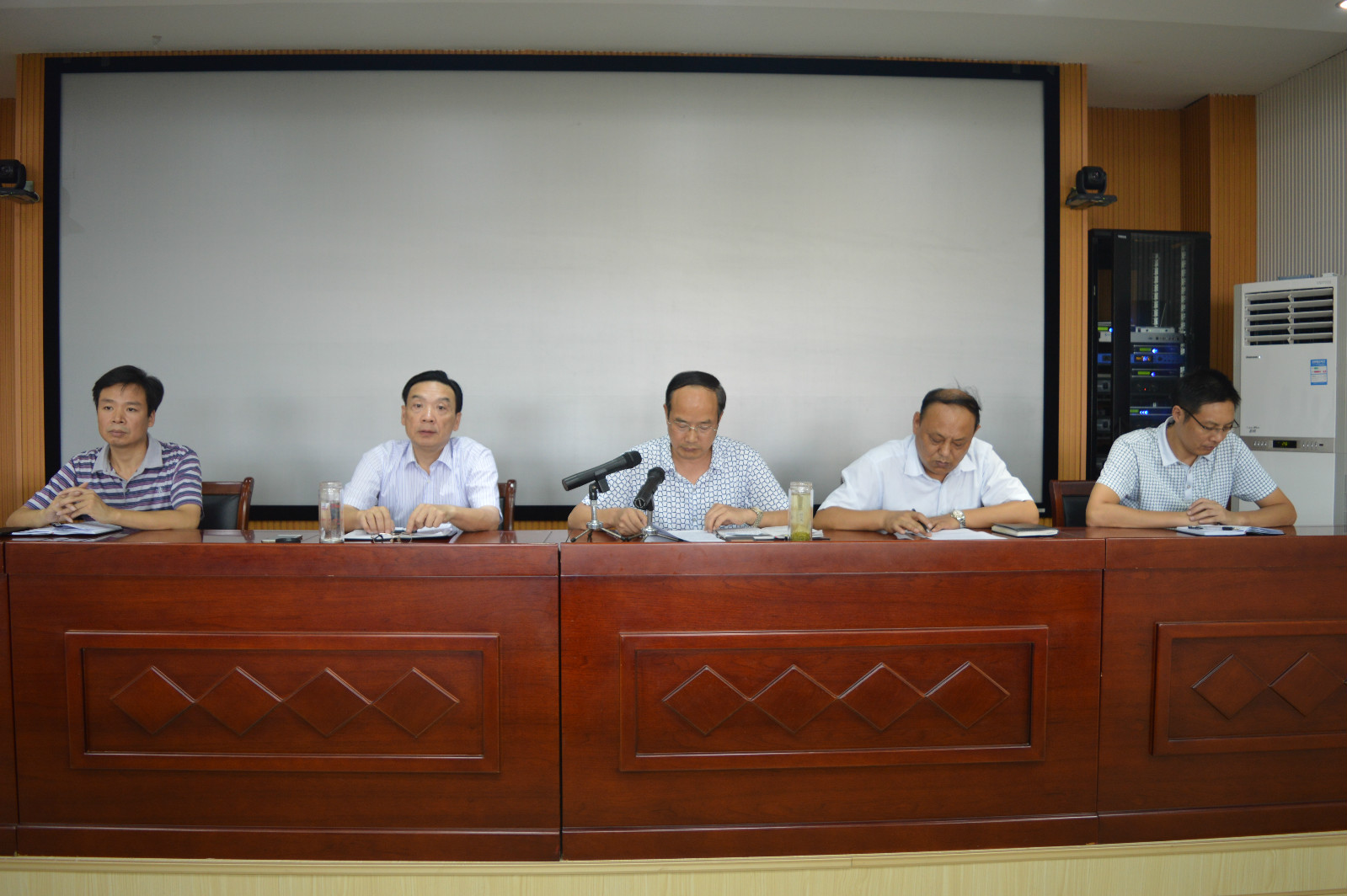 云顶yd2223线路检测召开新学期教职工大会