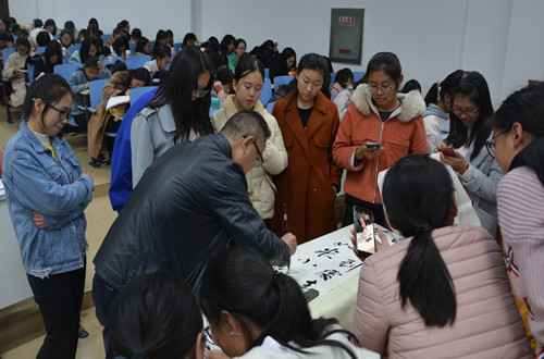 云顶yd2223线路检测邀请优秀员工为新生作入学教育报告