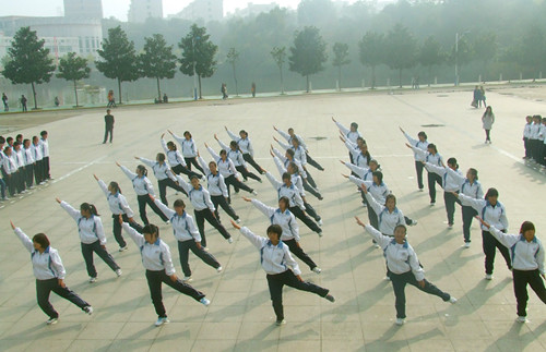 云顶yd2223线路检测举行2012级新生广播操比赛