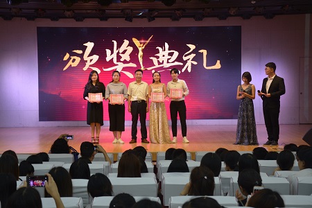 公司成功举办欢送2018届毕业生晚会暨优秀毕业生及考研明星颁奖典礼