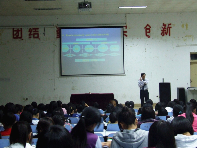 云顶yd2223线路检测举办新生入学教育第二讲“我的外语梦”