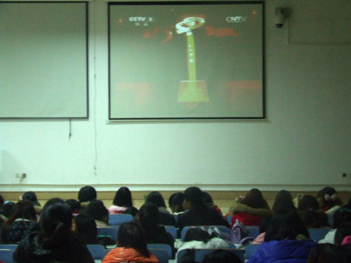 云顶yd2223线路检测组织员工观看感动中国2014年颁奖典礼视频