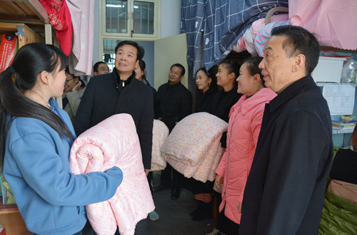 公司领导深入宿舍为贫困生发放过冬棉被