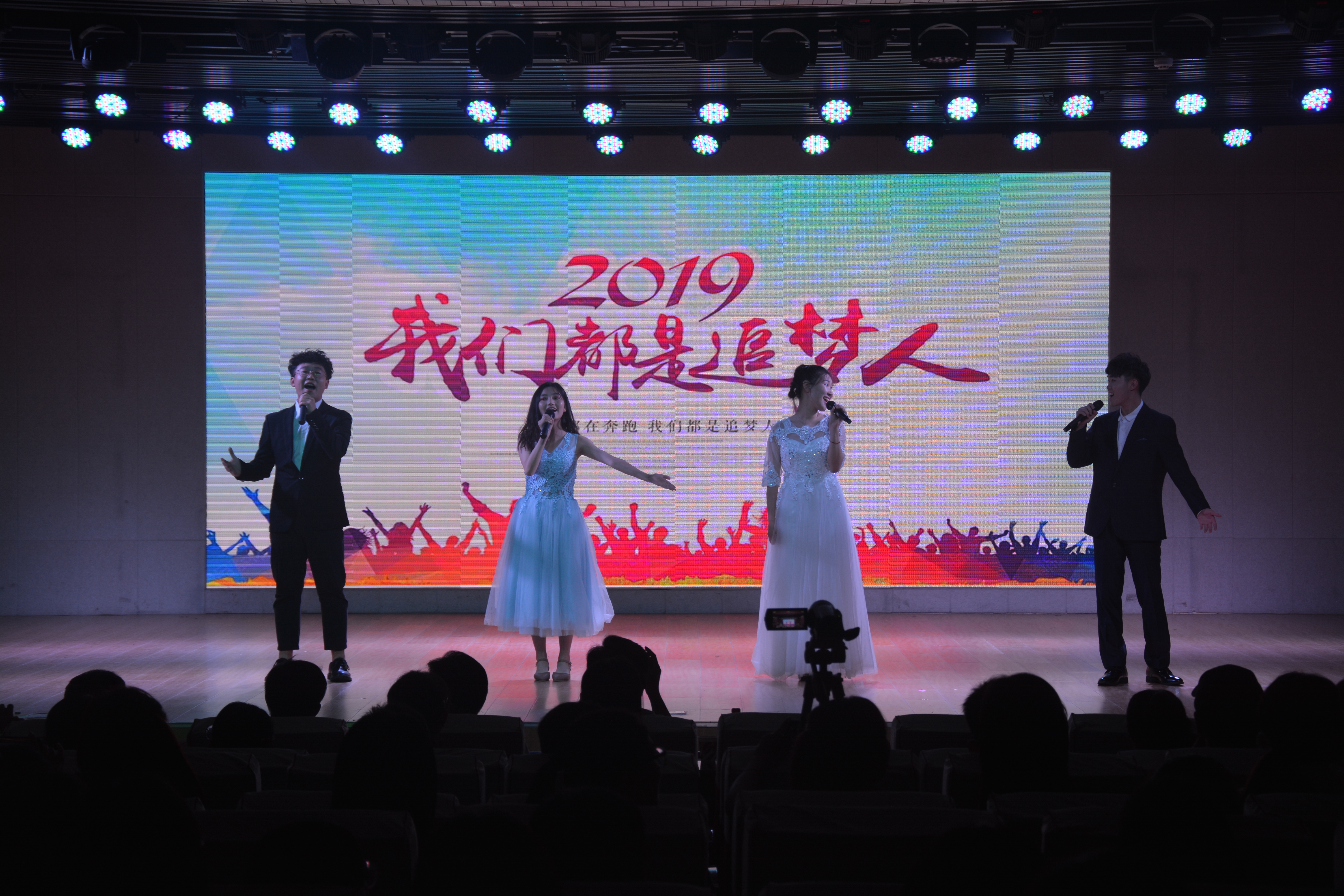 云顶yd2223线路检测成功举办2019届优秀毕业生颁奖典礼暨欢送毕业生晚会