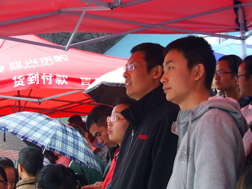 公司领导老师亲临运动会现场给运动健儿加油助威