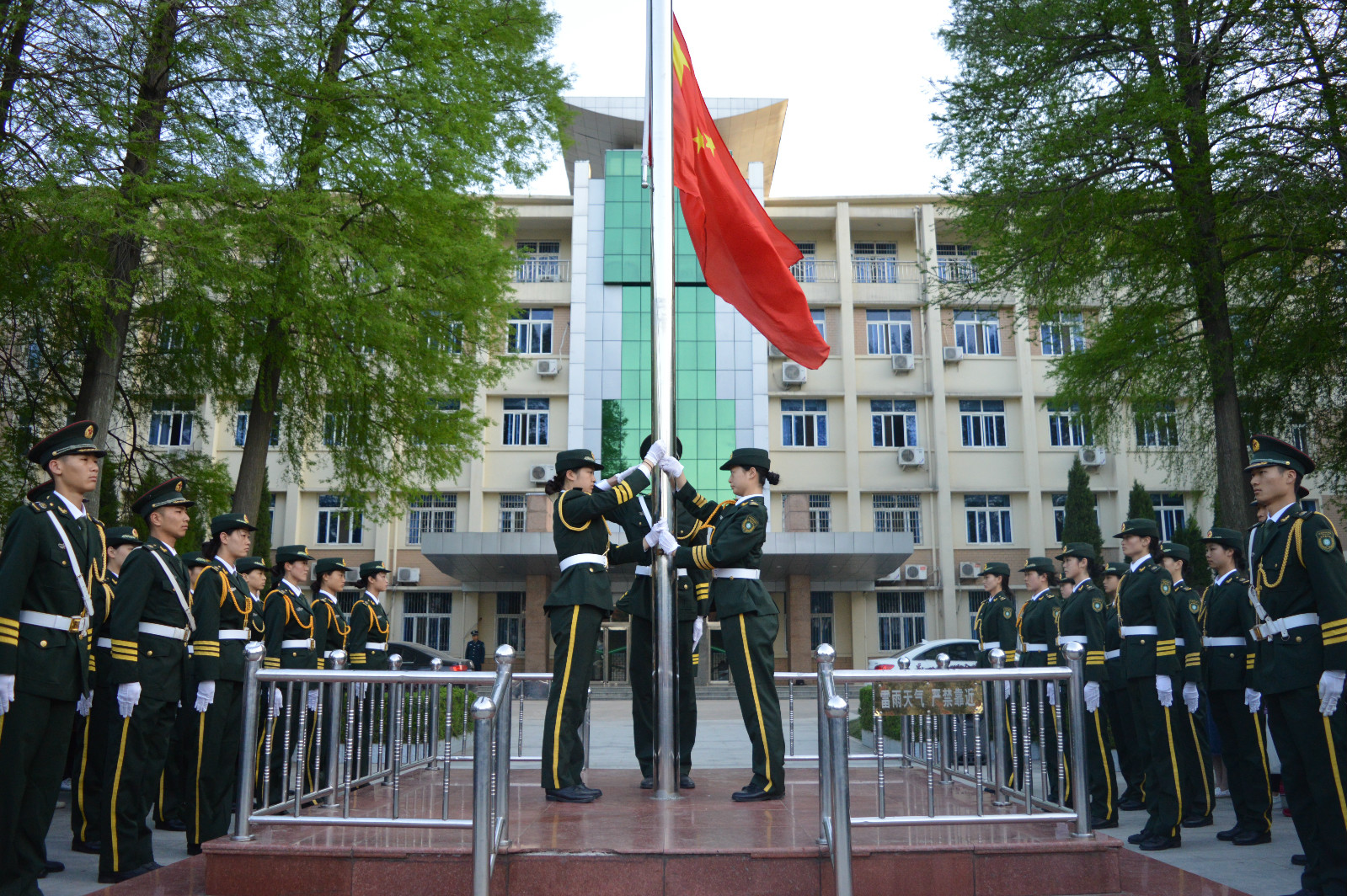 云顶yd2223线路检测组织员工参加升国旗仪式